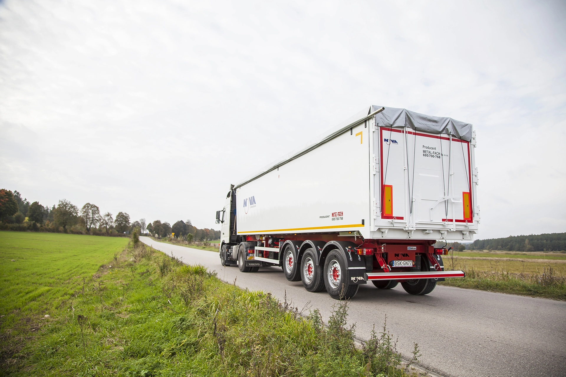 NOVA naczepa samowyładowcza z muldą aluminiową